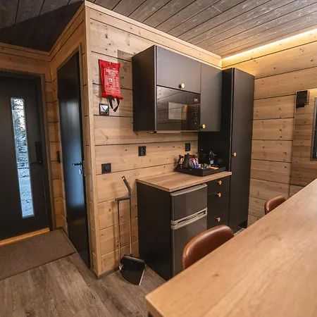 Aurora Hill Resort, * Рованиеми